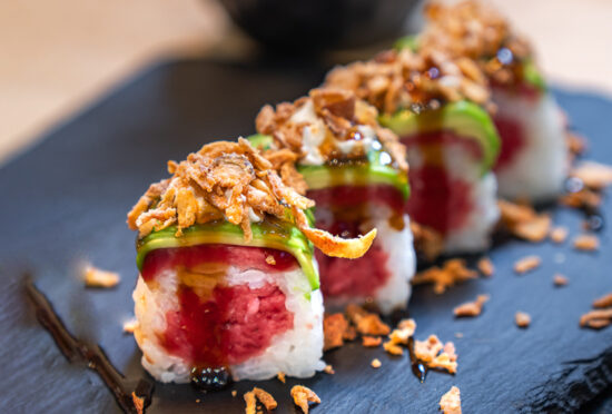 Sushi di carne, cipolla fritta