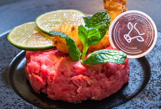 Tartare di carne con gambero fritto