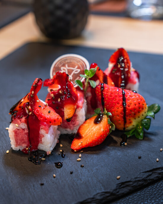 Sushi di carne con fragole